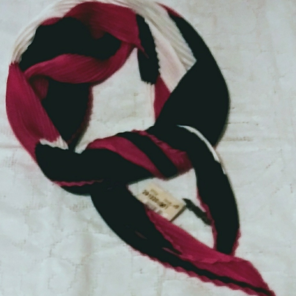 Beautiful crinkle diamond shape scarf 100% Silk.
